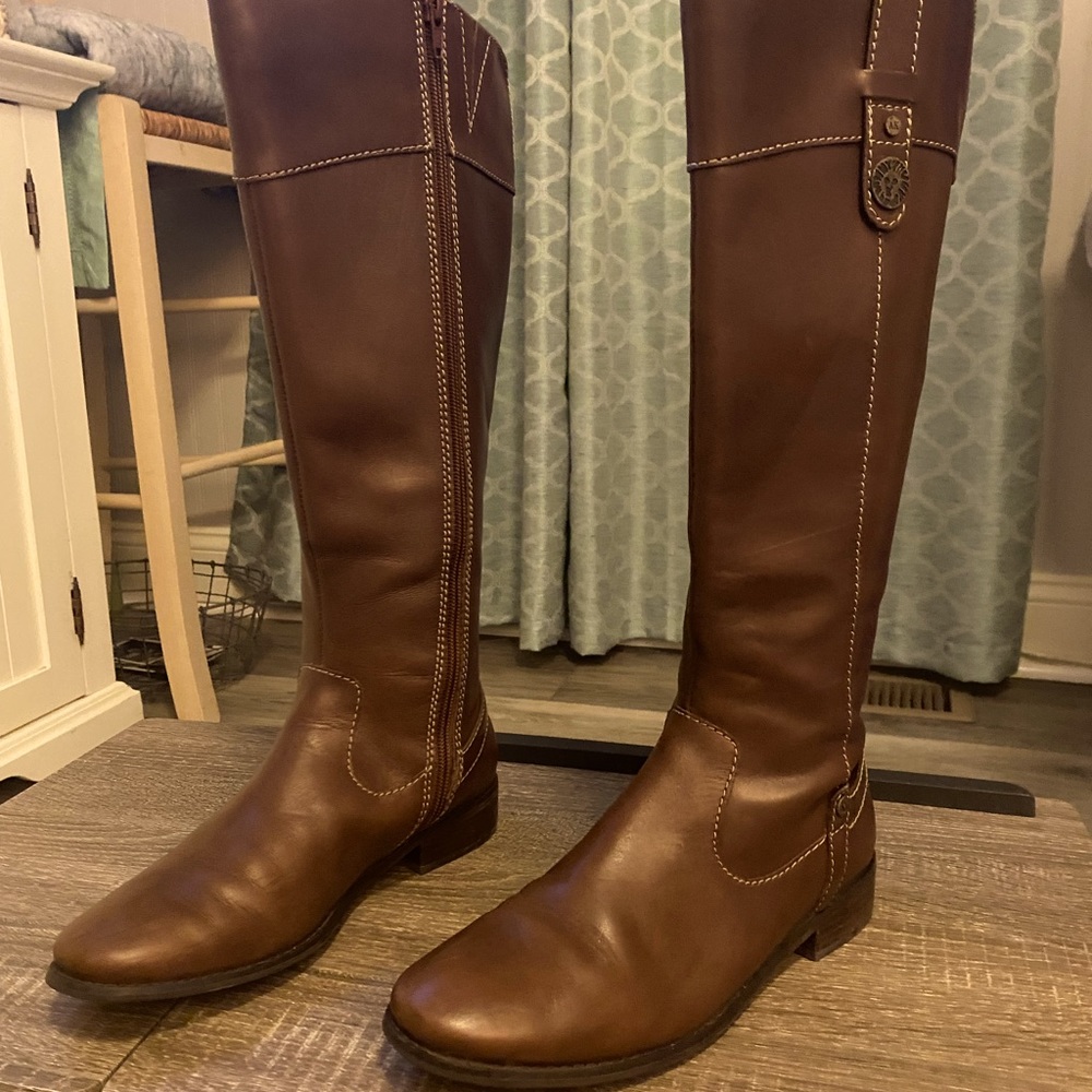 Brown tall boots in excellent condition. Size 7.